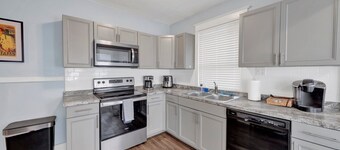 Evergreen Historic District 1928 Midtown Apartment