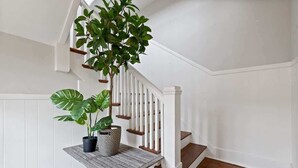 Un escalier avec des rampes blanches et des marches en bois.