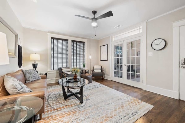 TV, offices - Sophisticated 2 Bedroom w/ Queen Beds, "Location!" (Memphis)