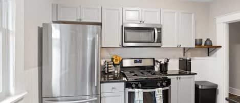 Refrigerador, microondas, horno y cafetera y tetera