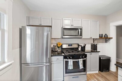 Sophisticated 2 Bedroom w/ Queen Beds, "Location!"