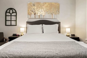 2 bedrooms, iron/ironing board, WiFi - Sophisticated 2 Bedroom w/ Queen Beds, "Location!" (Memphis)