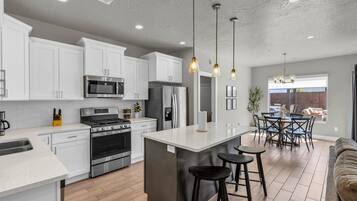 Een koelkast, een microgolfoven, een oven, een kookplaat