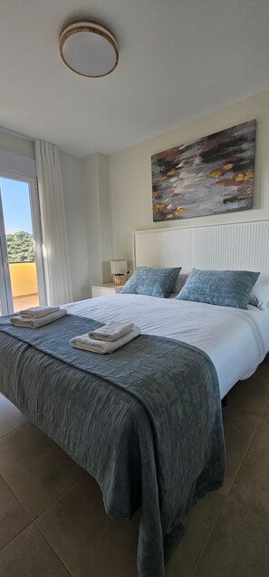Iron/ironing board, WiFi, bed sheets