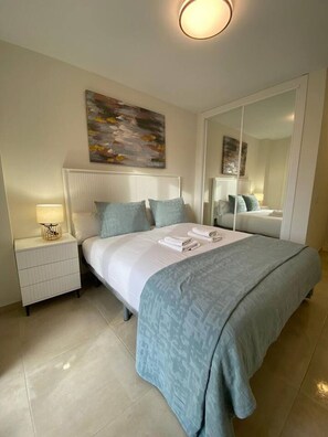 2 chambres, fer et planche à repasser, Wi-Fi, draps fournis