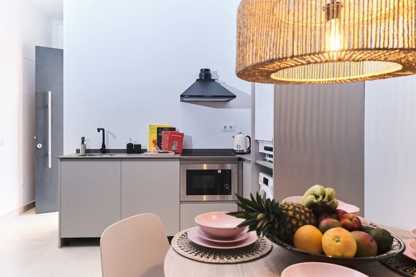 Forno, pentole/stoviglie/utensili, tavolo da pranzo