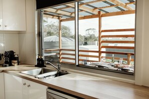 Fridge, microwave, oven, stovetop - Sunset Hideaway - In Kingscote (Kingscote)