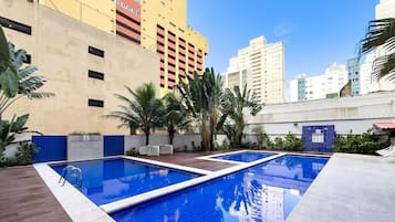 Una piscina al aire libre, sombrillas