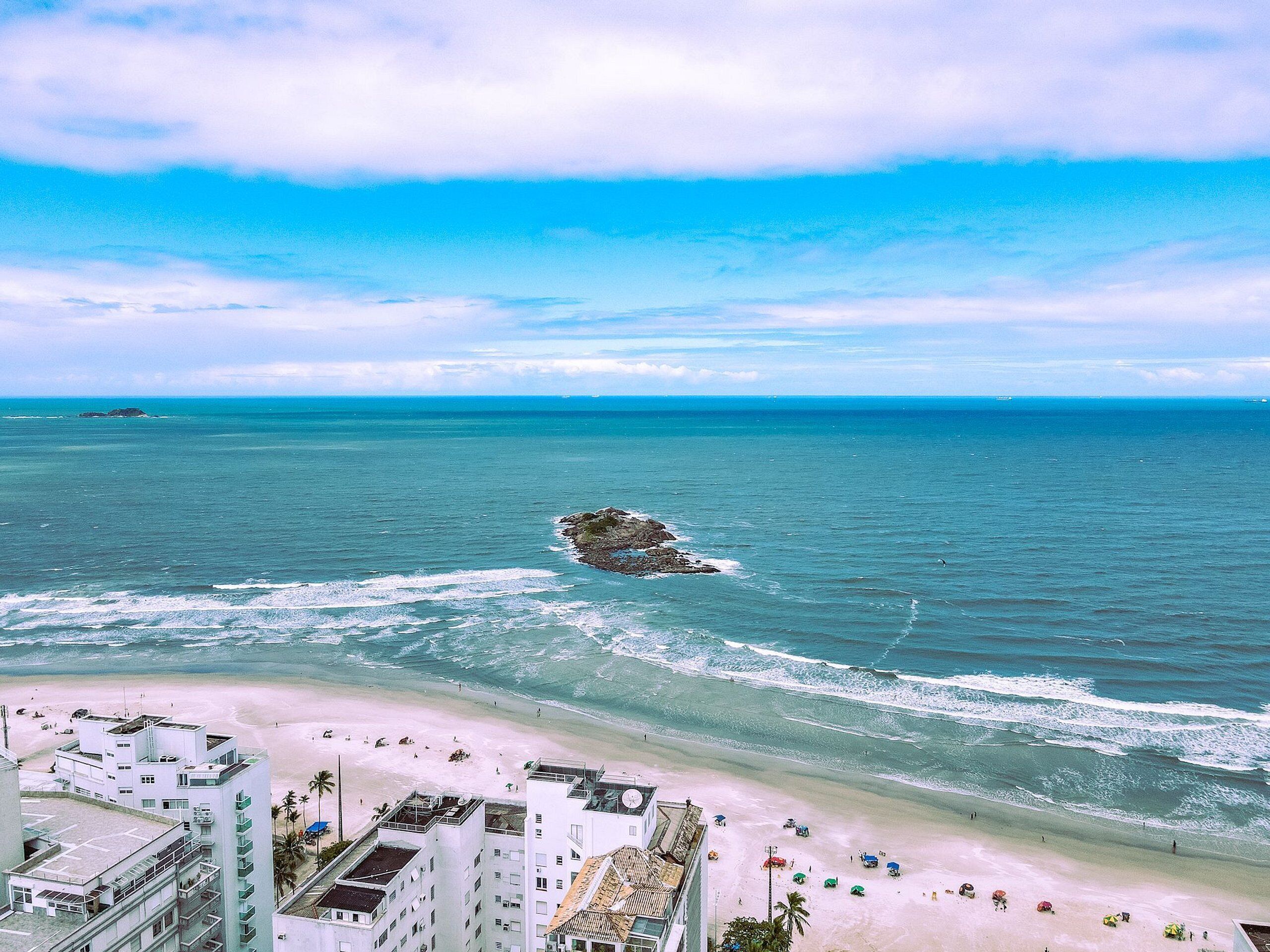 Playa en los alrededores y 2 bares en la playa 