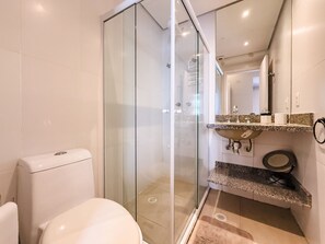 Apartment | Bathroom - Apto na Praia - Ar condicionado e Churrasqueira (Guaruja)