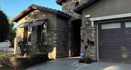 Charming 2-bedroom/2 Bath house with WiFi, AC and Heating in wonderful Fontana