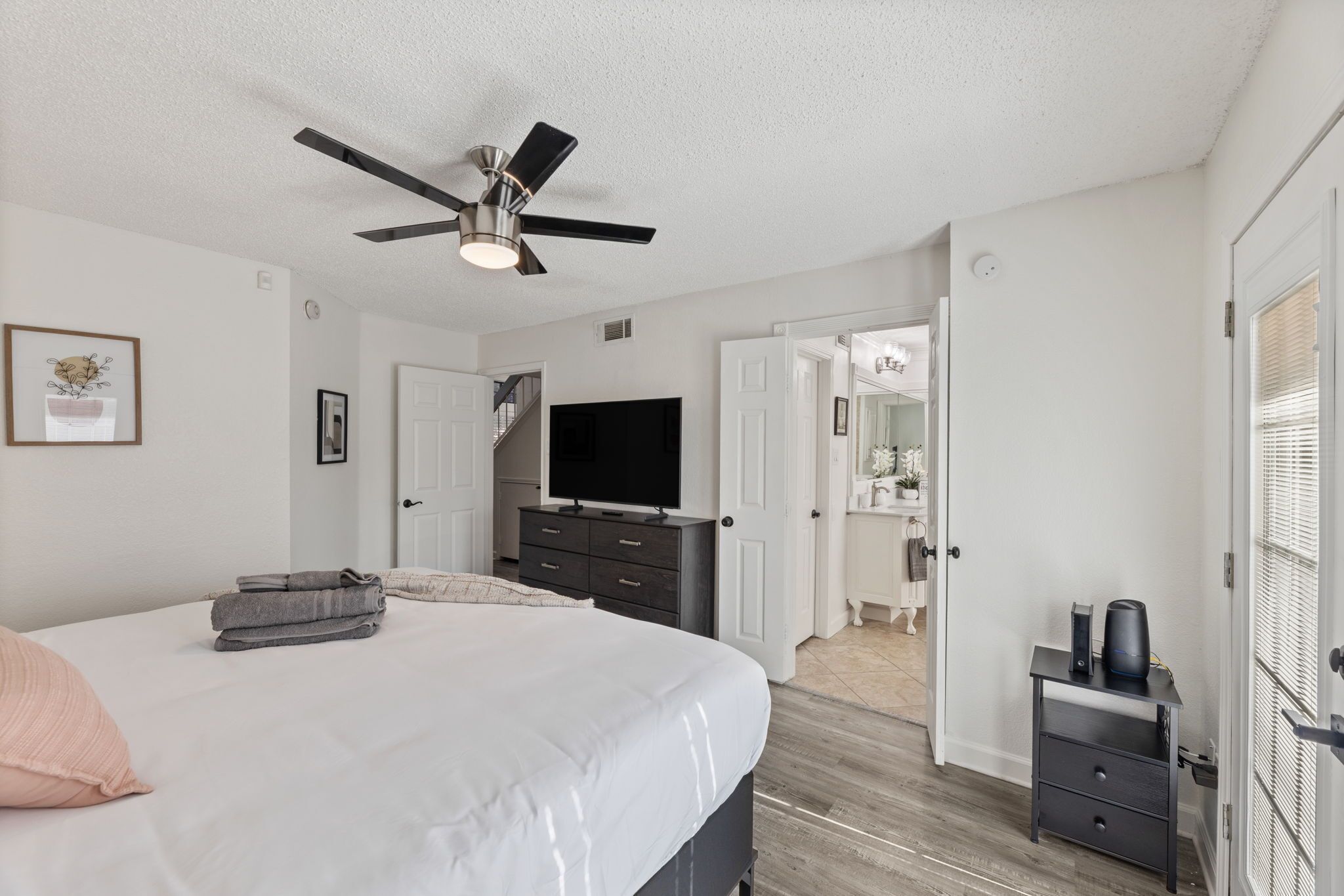 4 habitaciones, escritorio y tabla de planchar con plancha 