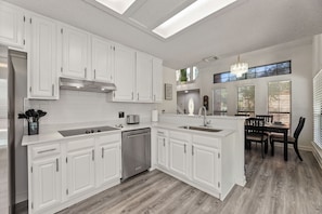 Refrigerador, microondas, horno, placa de cocina