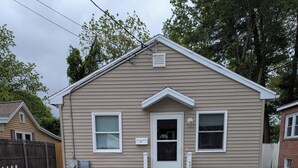 A single-story house with a front door, two windows, and a small porch. - Cottage in Warwick (Warwick)
