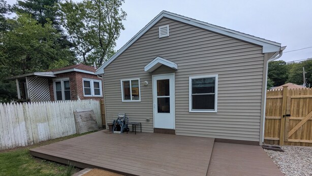 A single-story house with a covered patio area. - Cottage in Warwick (Warwick)