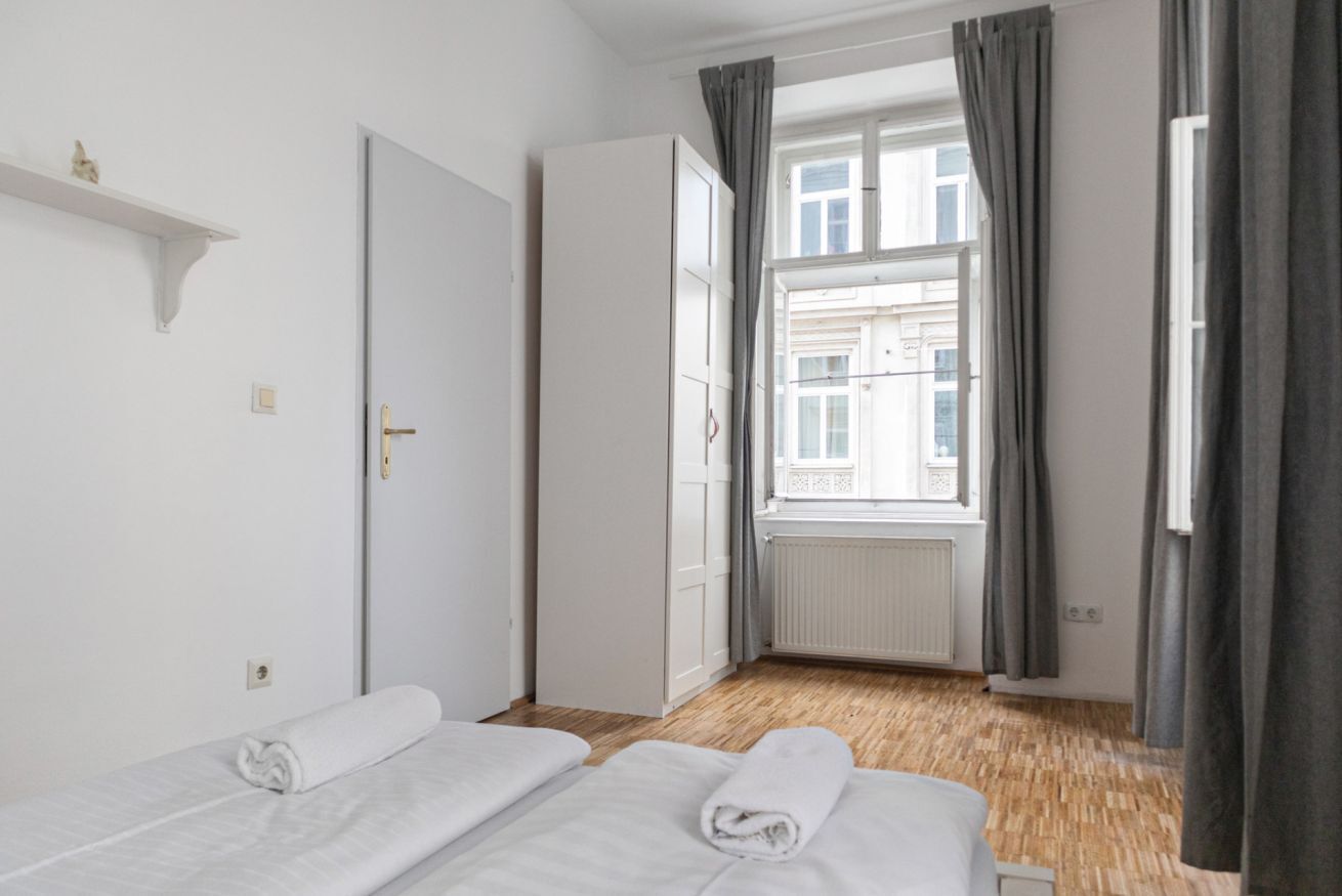 Een strijkplank/strijkijzer, internet, beddengoed