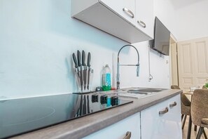 Microondas, parrilla de estufa, cafetera y tetera y tetera eléctrica 