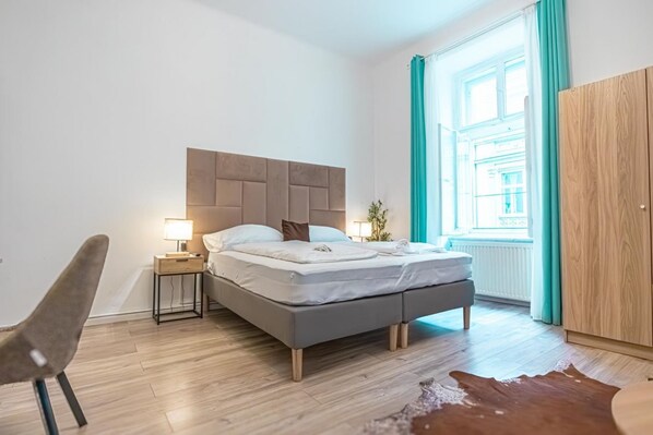 Tabla de planchar con plancha, wifi gratis y ropa de cama 