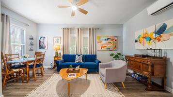 Smart TV, libri, impianto stereo, monitor per computer