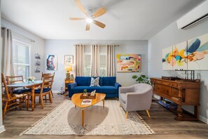 Smart-TV, bøker, stereoanlegg og PC-skjermer