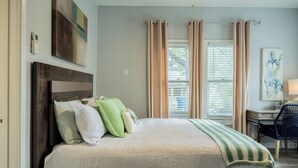 Une chambre à coucher avec un lit, un bureau et une chaise.