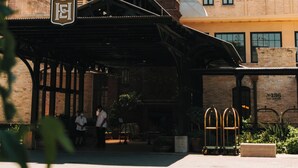 Il s'agit d'un grand bâtiment historique, facilement reconnaissable à son enseigne bien visible indiquant « Hôtel Emma ». Il présente un style architectural classique, avec de nombreuses fenêtres et une tour centrale.