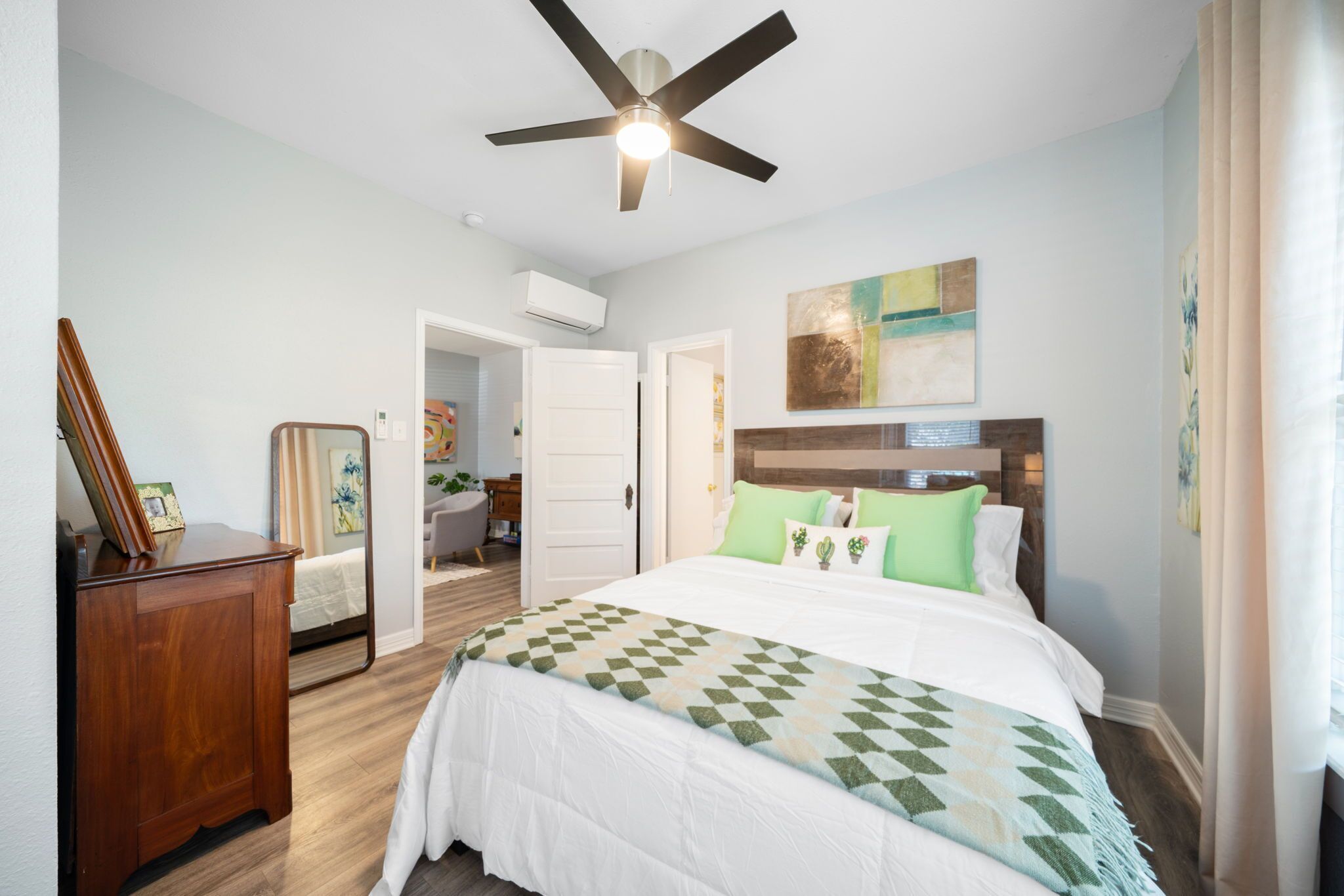 2 soverom, skrivebord, strykejern/-brett og reiseseng for barn