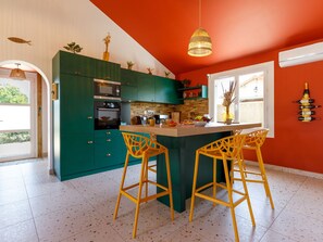 Een koelkast, een microgolfoven, een oven, een vaatwasser
