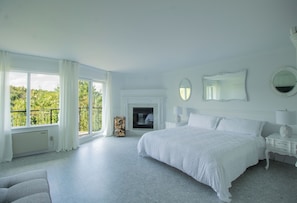 Habitación triple superior, balcón | Ropa de cama de alta calidad, cunas, wifi gratis y ropa de cama 