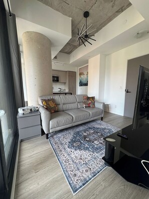 TV - Stylish 1BR Retreat in the Heart of the City (Toronto)