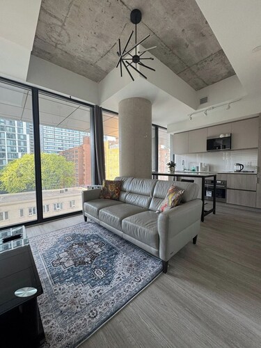 Stylish 1BR Retreat in the Heart of the City