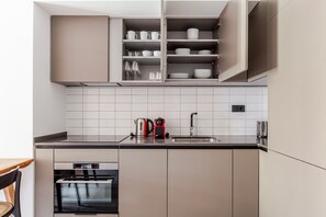 Frigorifero, microonde, forno, piano cottura