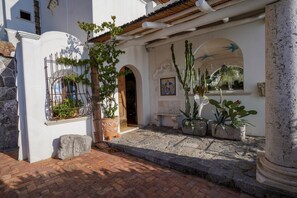Exterior detail - Amalfi Coast: Charming Villa with a Terrace, Pool, and Unparalleled Views (Praiano)