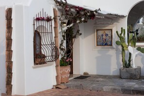Exterior detail - Amalfi Coast Enchanting Villa with terrace, pool and unique view (Praiano)
