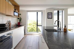 Kühlschrank, Mikrowelle, Ofen, Herdplatte