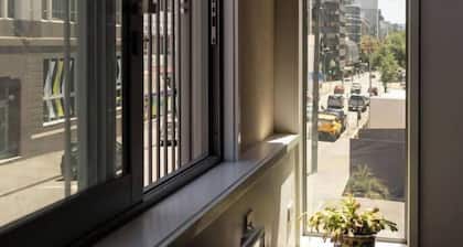 3BR Townhouse | Industrial Charm, Central Location