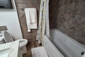 Douche, sèche-cheveux, serviettes fournies