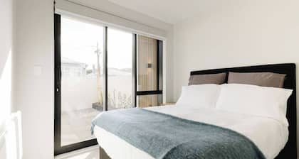 Luxe 3BR Townhouse | 2Bath + Private Garage in CBD