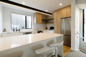 Fridge, oven, stovetop, dishwasher