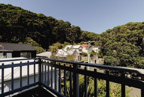 Un quartiere residenziale con case immerse in una fitta foresta.