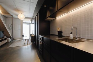 Réfrigérateur, micro-ondes, four, plaque de cuisson
