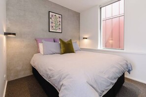 2 bedrooms, iron/ironing board, WiFi, bed sheets - NYC Loft Vibe | 2BR City Stay + Rooftop Terrace (Wellington)