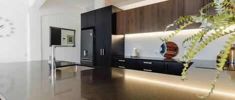 Réfrigérateur, micro-ondes, four, plaque de cuisson