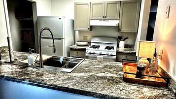 Een koelkast, een magnetron, een oven, een kookplaat