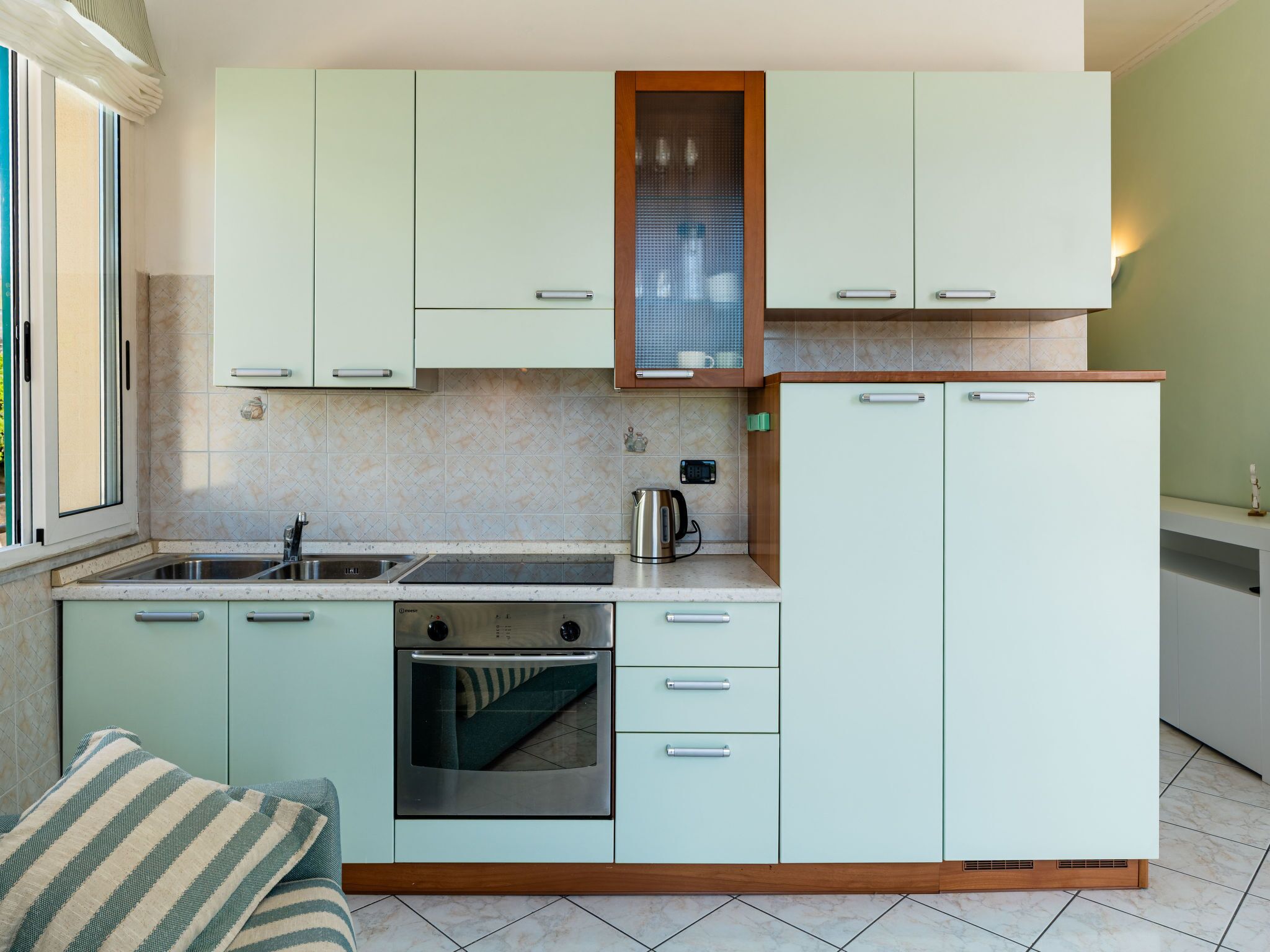 Kühlschrank, Ofen, Kochgeschirr/Geschirr/Besteck