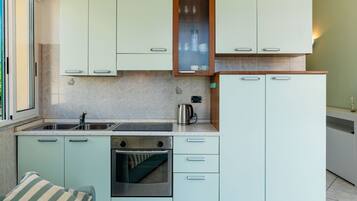 Kühlschrank, Ofen, Kochgeschirr/Geschirr/Besteck