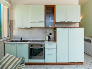 Refrigerador, horno y utensilios de cocina 