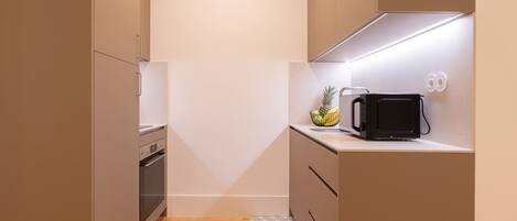 Kühlschrank, Mikrowelle, Ofen, Herdplatte