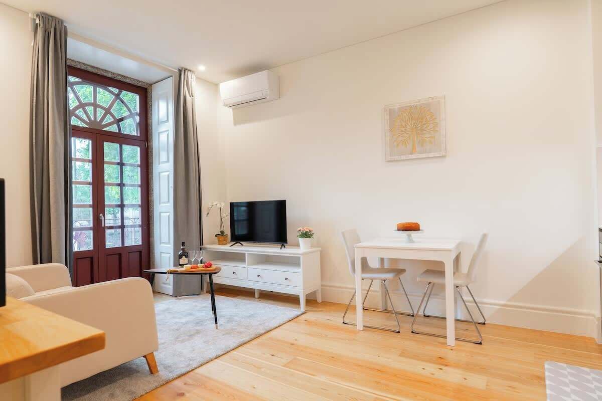 Bright Flat W/ Balcony By Host Wise - Guimarães