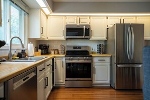 Refrigerador, microondas, horno y parrilla de estufa